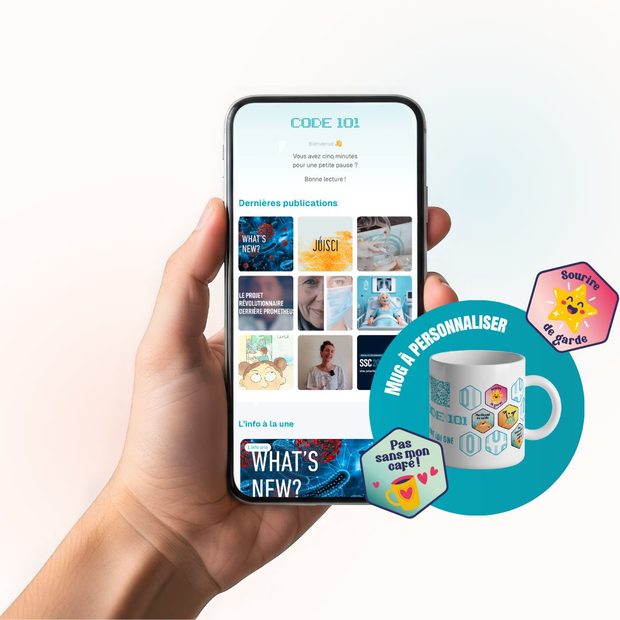 Présentation de Code 101 avec un smartphone, un mug et des stickers