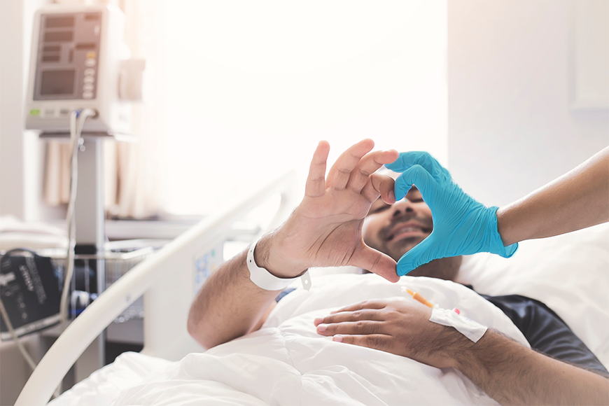 Patient et soignants réunissant leurs mains autour d'un cœur