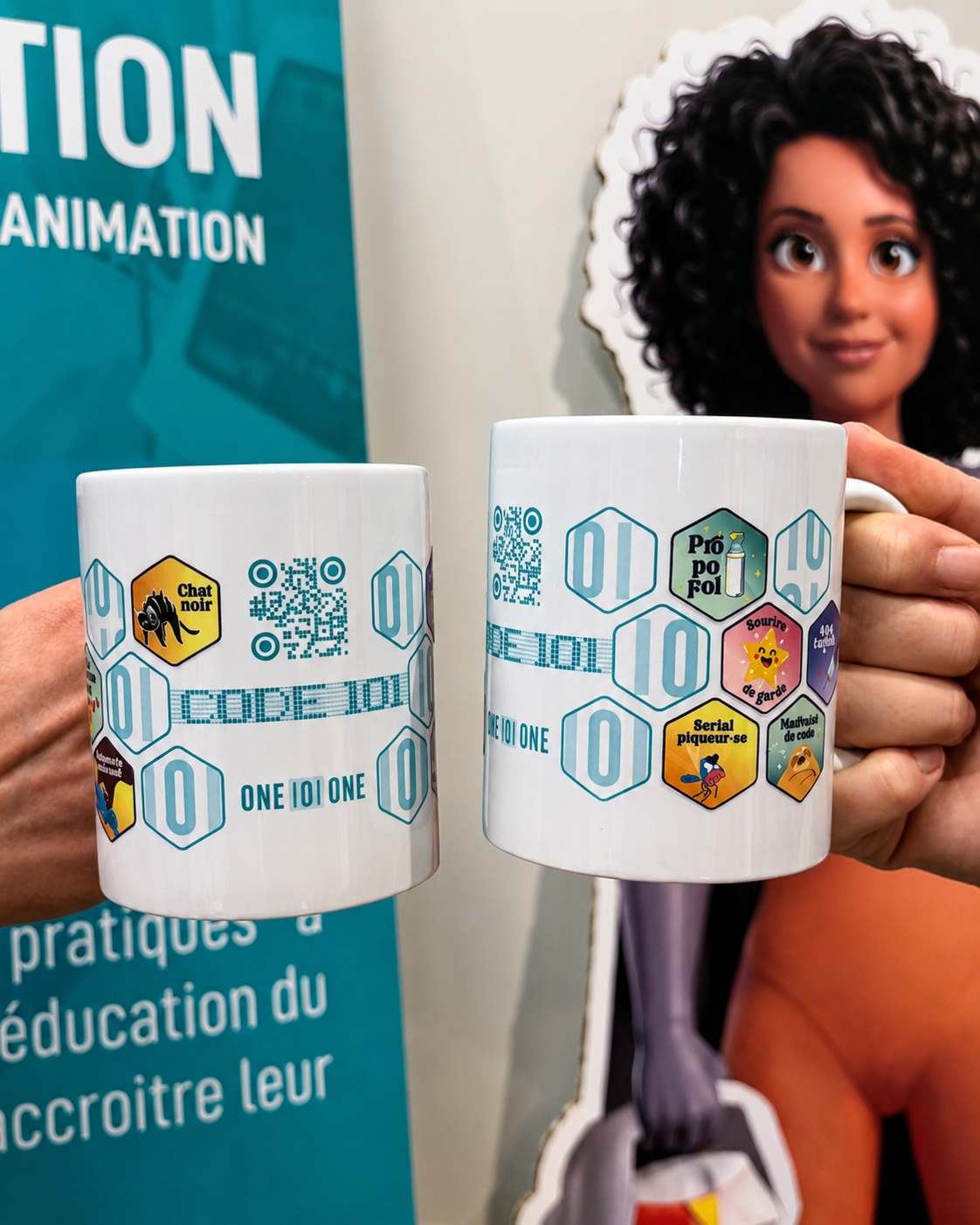 Deux personnes trinquent avec des mugs Code 101